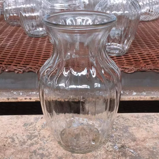 Vaso in vetro trasparente con rose per composizioni floreali